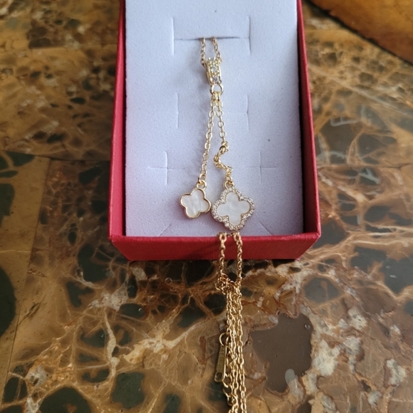 Elegant Gold Clover Necklace - Picture 3 of 5